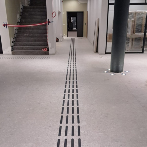 Linia prowadząca - antracyt (ścieżka dla niewidomych) oznaczenie poziome Linia prowadząca - antracyt (ścieżka dla niewidomych) oznaczenie poziome
