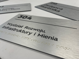 Tabliczka z treścią Braille'a