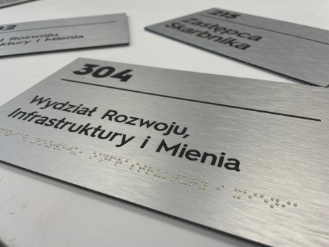 Tabliczka z treścią Braille'a