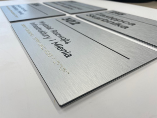Tabliczka z treścią Braille'a