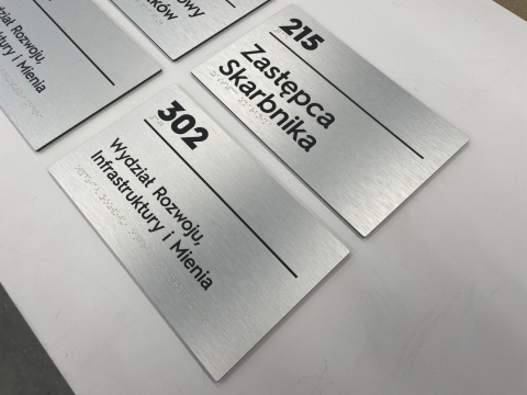 Tabliczka z treścią Braille'a