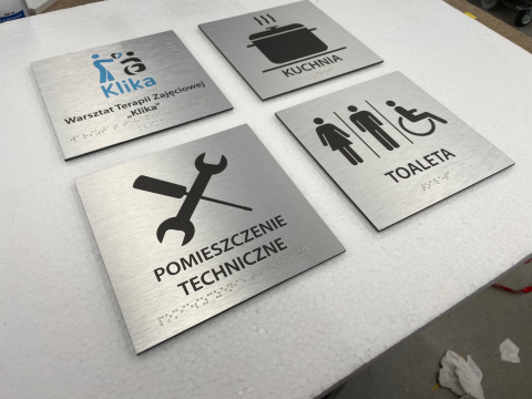 Tabliczka z treścią Braille'a
